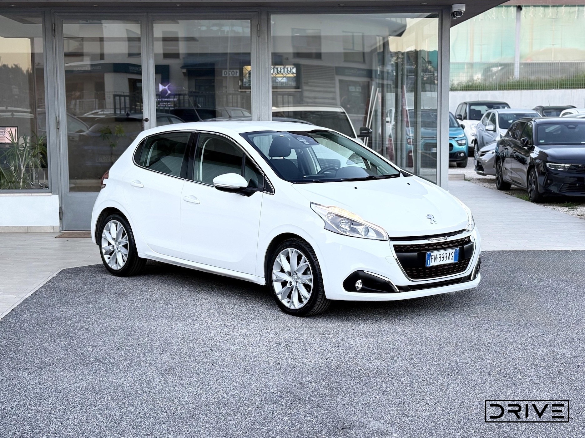 Peugeot - 208